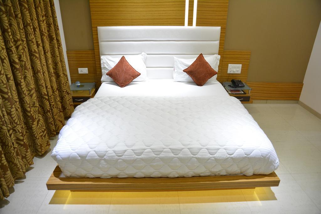 Hotel Corona Bharuch Pokoj fotografie